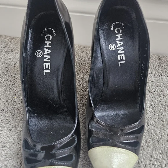Pre loved authentic Chanel pumps - Picture 4 of 15